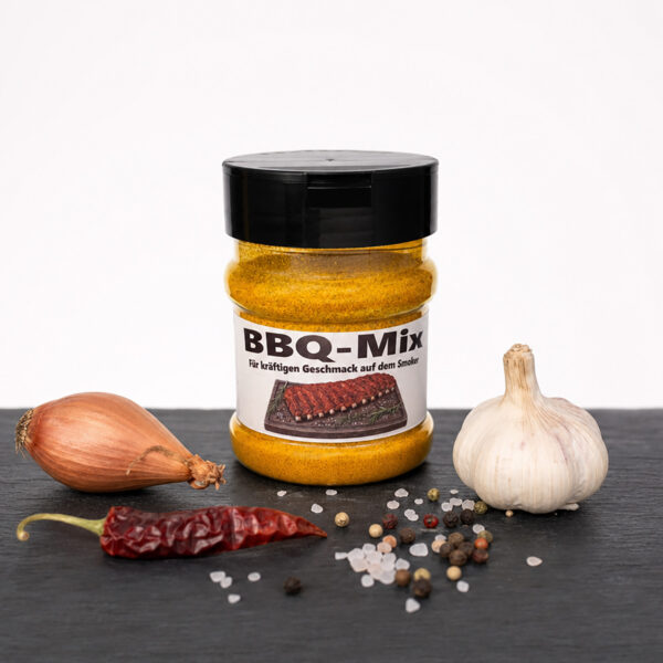 BBQ‑Mix Gewürzdose mit Grillmotiv, umgeben von Chili, Rosmarin, Zwiebel und Pfefferkörnern.