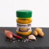 Pommes‑Mix Gewürzdose mit Kartoffeln, Knoblauch, Zwiebeln, Rosmarin und Pfefferkörnern auf dunkler Fläche.