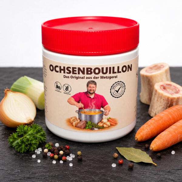 Ochsenbouillon 500 g in Dose mit rotem Deckel, Frontansicht mit Etikette «Das Original aus der Metzgerei», auf Schieferplatte mit Markknochen, Zwiebel, Lauch, Karotten, Lorbeer, Petersilie, Pfeffer und Meersalz